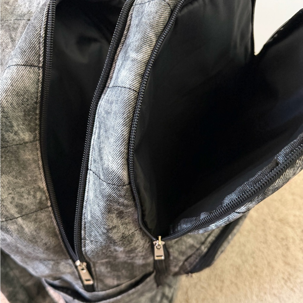 Backpack - Picture 3 of 6